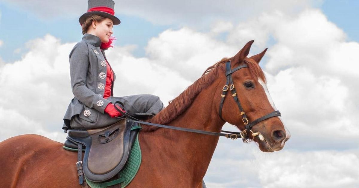 В конном спорте верховая езда. Женское седло для лошади 19 век. Дамское седло для верховой езды в 19 веке. Женское седло для верховой езды. Посадка в дамском седле.